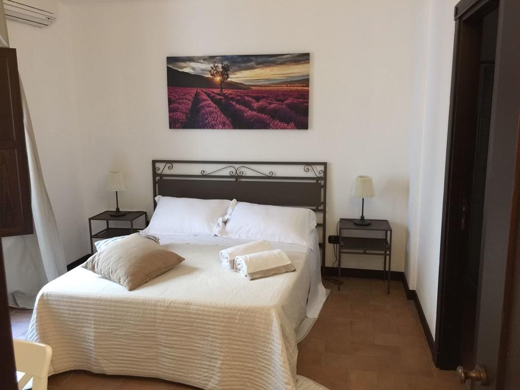 Domus Giuliae Hotel Трекастани Екстериор снимка