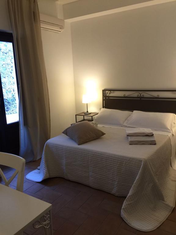 Domus Giuliae Hotel Трекастани Екстериор снимка