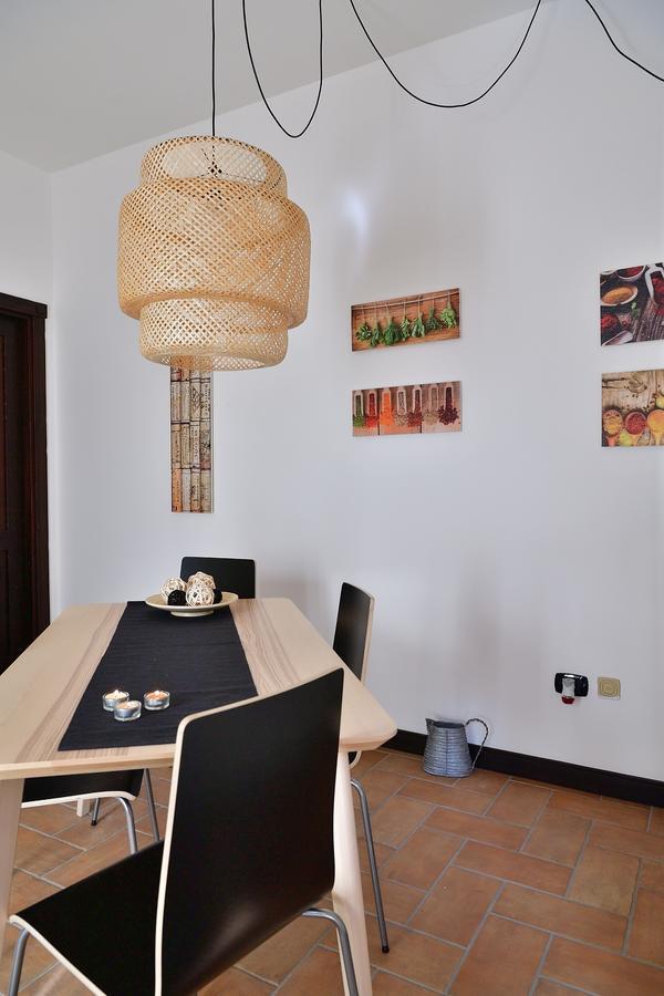 Domus Giuliae Hotel Трекастани Екстериор снимка